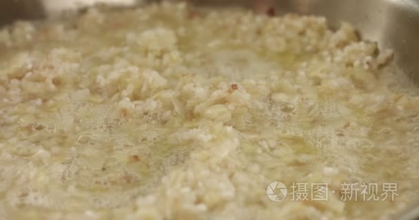 烹饪韭菜和帕尔玛烩饭视频