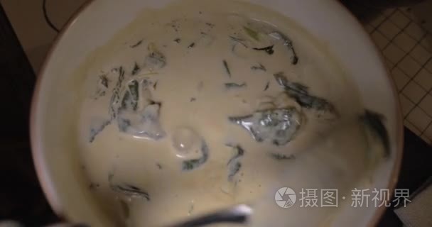 为晚餐菠菜奶油汤视频