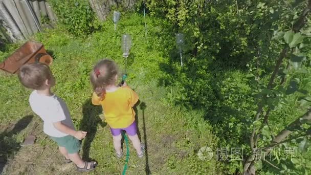 浇水的乡间别墅院子里的孩子视频