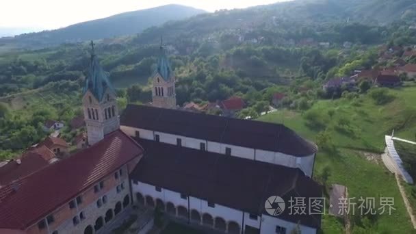 无人机在方济各会修道院 Guca Gora 高耸的圆形鸟瞰
