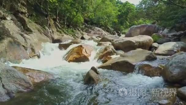 山区河流与瀑布急流和岩石视频