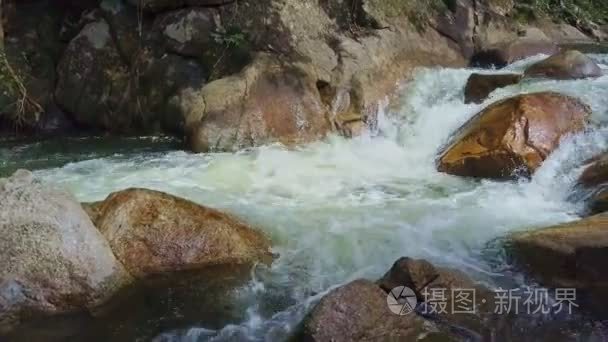 山区河流与瀑布急流和岩石视频