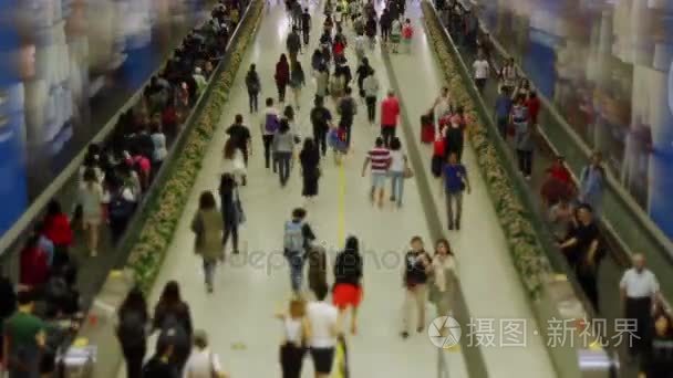 香港地铁的人群。快速运动