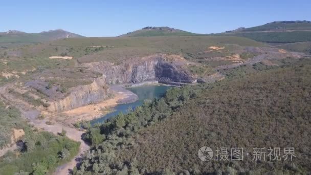 废弃的板岩矿山在野外用水视频
