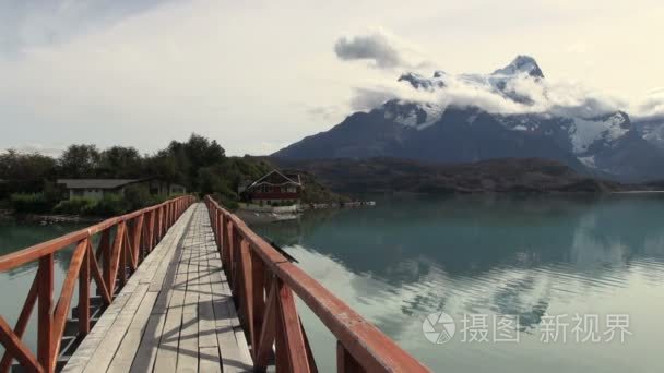 跨山桥渡水视频