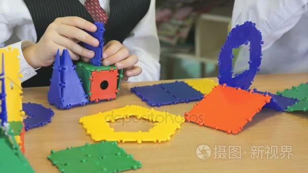 小男孩戏剧发展玩具设计师室内视频