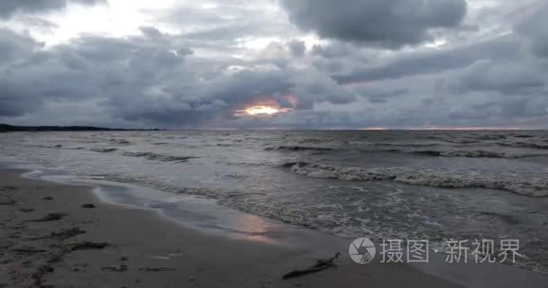 在暴风雨的天气在日落海滩视频