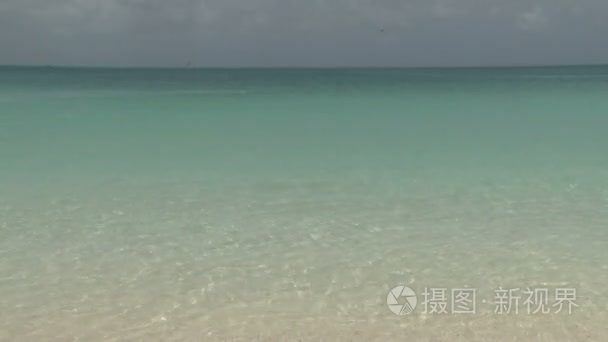 海岛海岸清澈的海水视频