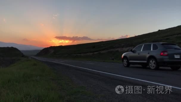 路在亚美尼亚山区海上日落视频