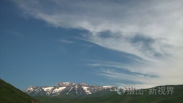 云在雪山上空移动视频