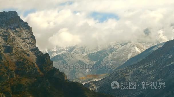 岩石峡谷峭壁和山脉上空的云视频