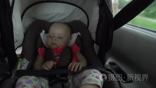 宝贝女孩睡在儿童汽车座椅视频