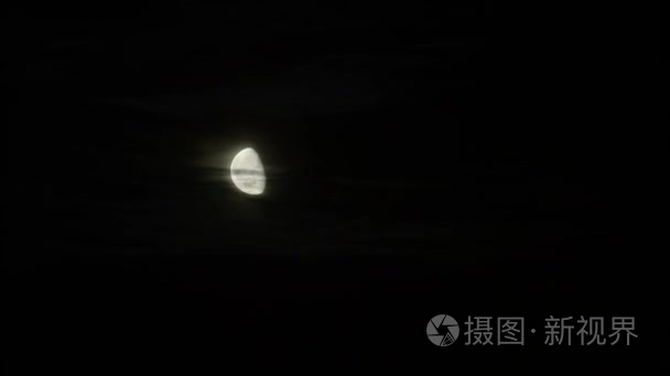 新的月球和漆黑天空中的云彩视频