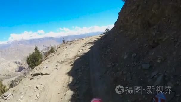 一名电单车骑山路危险视频