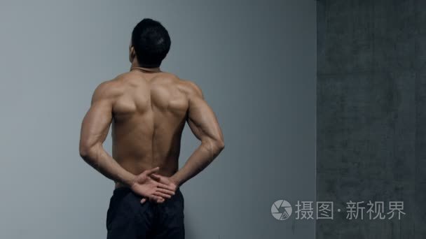 健身模型弯曲背部肌肉的陷阱视频