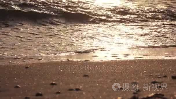 在日落时海冲浪