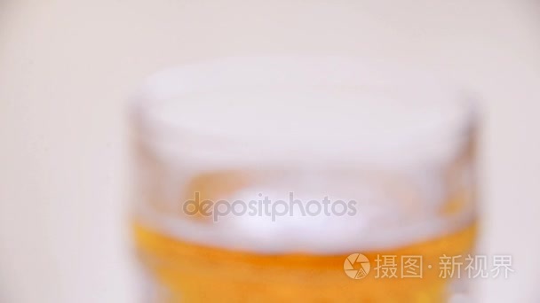 一杯啤酒。泡沫玻璃上视频