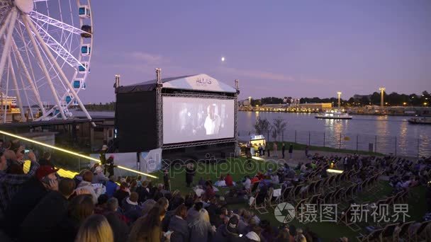 在夜间海滨户外电影院电影剧场