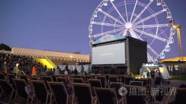 在夜间海滨户外电影院电影剧场