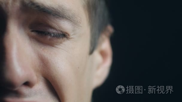 关闭了哭泣的男人眼中的泪视频