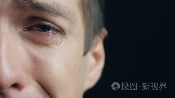 哭泣男人含着泪水的眼睛特写镜头短视频
