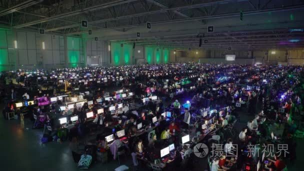 很多玩家玩电脑游戏在大厅视频