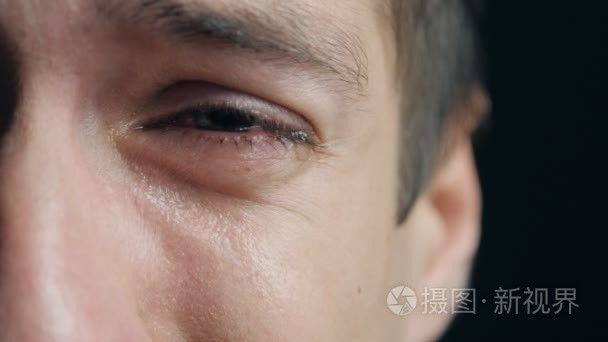 哭泣男人含着泪水的眼睛特写镜头短视频