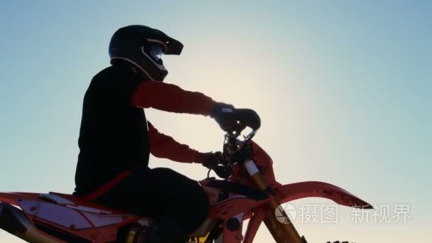 低角镜头专业摩托车越野赛车手 Fmx 摩托车上的站在中间的采石场和俯瞰极端越野地形今天骑去他视频