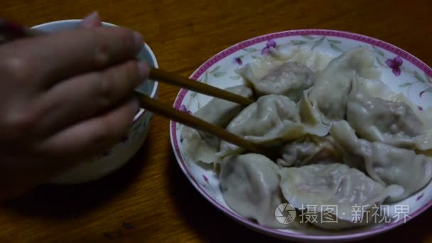 用筷子吃饺子，农历新年的传统美味的食物
