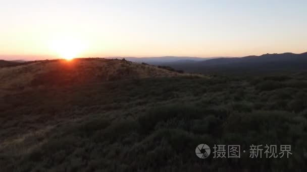 飞向落日山脉视频