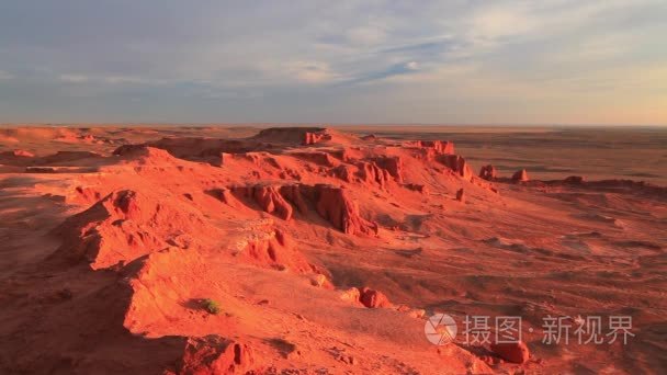 在日落时沙漠中的红色岩石。亚利桑那州美国