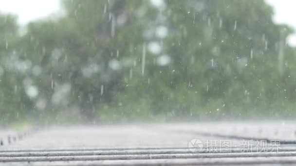 大雨滴不断到家里屋顶在雨季视频