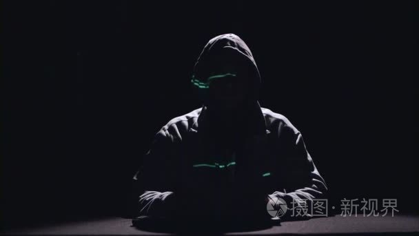 间谍为黑客键盘上键入病毒补丁视频