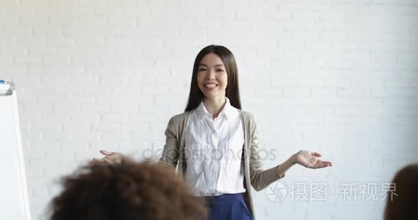 亚洲女商人扬声器上的演示文稿与集团业务有人提出疑问： 在会议会议培训研讨会