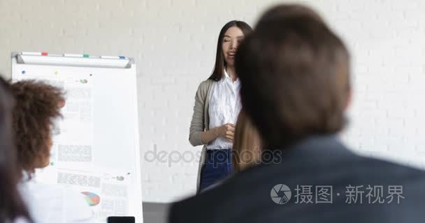 亚洲女商人扬声器上的演示文稿与集团业务有人提出疑问： 在会议会议培训研讨会