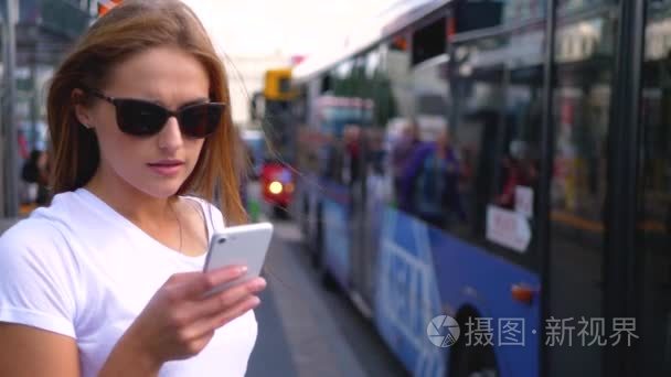 女人发短信公交车站视频