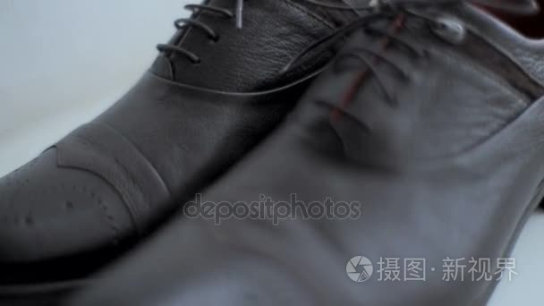 新的黑色款男皮鞋视频