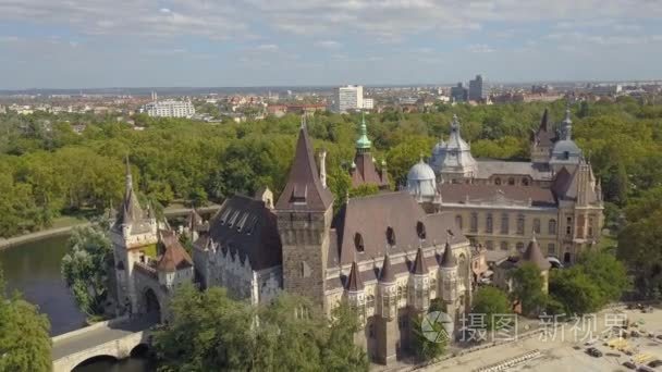 航拍视频显示英雄广场在市中心布达佩斯，匈牙利4 k 画面。鸟瞰图