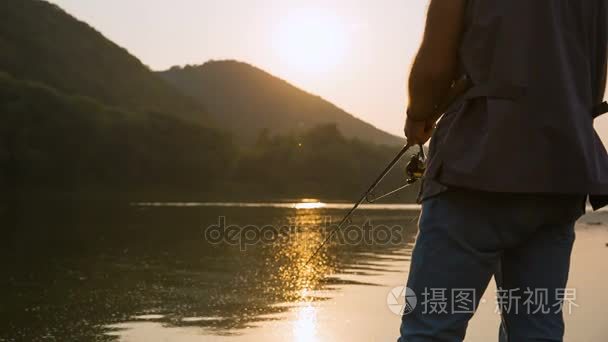 手纺和卷轴上晚上夏天湖视频