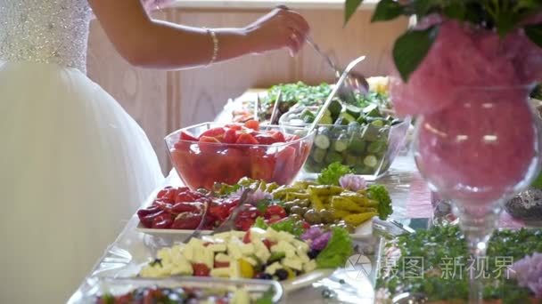 自助餐： 人带食物在盘子里