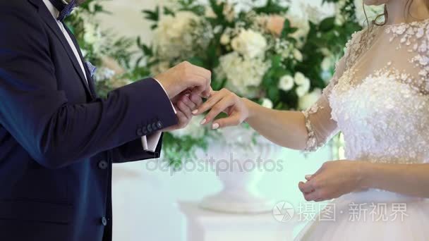 新郎和新娘交换结婚戒指视频