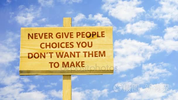决不能给人你不想要他们做出的选择。在对时间流逝云在蓝蓝的天空中的一块木牌上的话视频