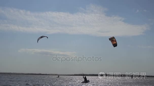 Kiter Kitsurfing 运动员的把戏