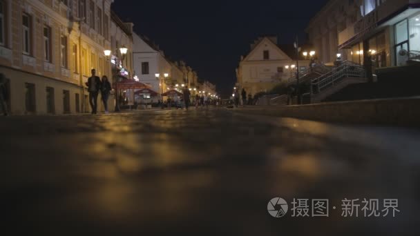 在夜间道路上复古风格街头