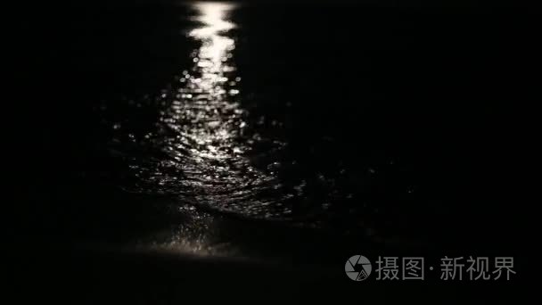 月光在夜间海关闭