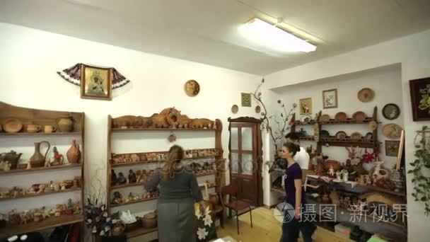 卖方在货架上向客户展示纪念品视频