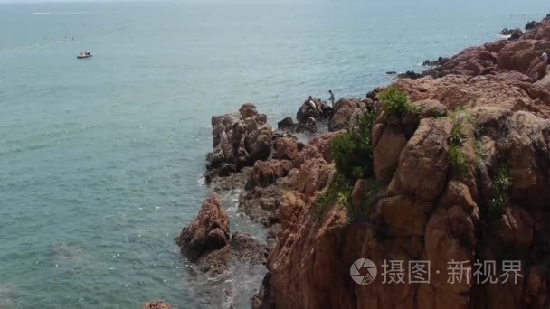 在石头上的波光粼粼波礁滩海岸视频