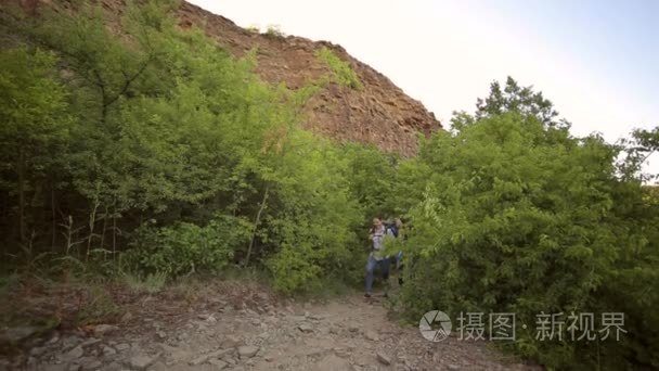 两名游客步行走过一条山区小道视频