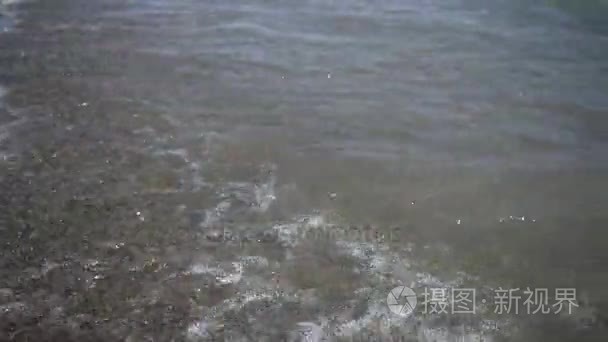 波浪对海岸的浪潮视频