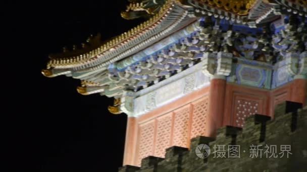 在夜晚的北京紫禁城炮塔。华丽的走到长城砖蝙蝠